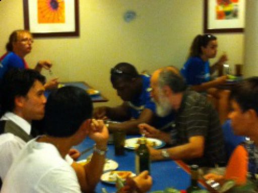 Compartiendo una comida con tripulantes del Liberty of the Seas